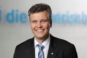 Dr. Herbert Schneidemann, Vorstandsvorsitzender der Versicherungsgruppe die Bayerische